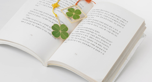 在《吃飯》此文中運(yùn)用聯(lián)想依據(jù)事物之間的是__《大學(xué)語文》自考